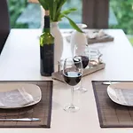Moderne Ferienwohnung-seenaehe-terrasse-parkplatz-wallbox-fahrradparkplatz Appartement *