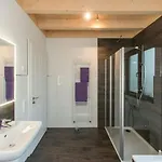 Moderne Ferienwohnung-seenaehe-terrasse-parkplatz-wallbox-fahrradparkplatz Appartement *