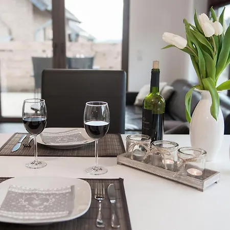 Moderne Ferienwohnung-seenaehe-terrasse-parkplatz-wallbox-fahrradparkplatz Апартаменты Hurtgenwald