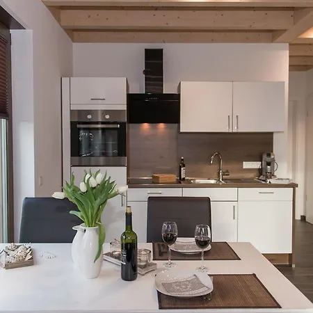 Lägenhet Moderne Ferienwohnung-seenaehe-terrasse-parkplatz-wallbox-fahrradparkplatz *