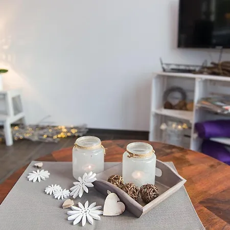 Апартаменты Moderne Ferienwohnung-Seenaehe-Terrasse-Parkplatz-Wallbox-Fahrradparkplatz *