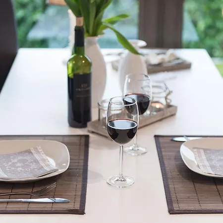 Moderne Ferienwohnung-Seenaehe-Terrasse-Parkplatz-Wallbox-Fahrradparkplatz Διαμέρισμα *