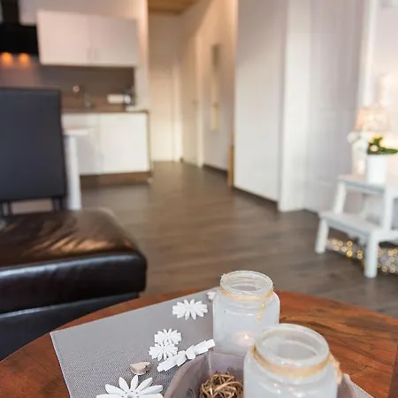 Moderne Ferienwohnung-Seenaehe-Terrasse-Parkplatz-Wallbox-Fahrradparkplatz Διαμέρισμα *