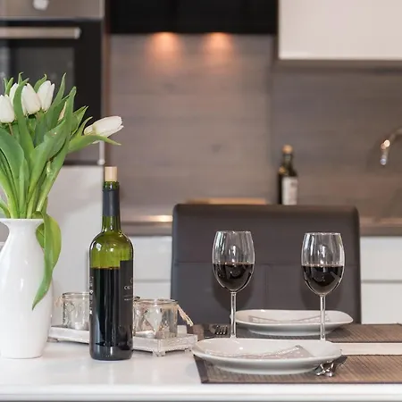 Διαμέρισμα Moderne Ferienwohnung-Seenaehe-Terrasse-Parkplatz-Wallbox-Fahrradparkplatz *