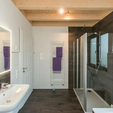 Moderne Ferienwohnung-seenaehe-terrasse-parkplatz-wallbox-fahrradparkplatz Lägenhet *