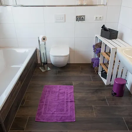 Moderne Ferienwohnung-seenaehe-terrasse-parkplatz-wallbox-fahrradparkplatz Lägenhet *