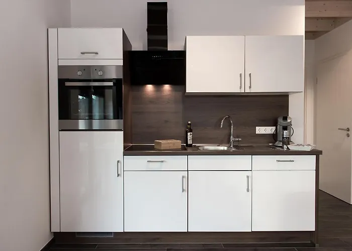 Moderne Ferienwohnung-seenaehe-terrasse-parkplatz-wallbox-fahrradparkplatz Апартаменты *