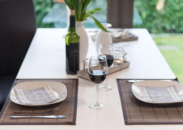 Moderne Ferienwohnung-seenaehe-terrasse-parkplatz-wallbox-fahrradparkplatz Апартаменты *